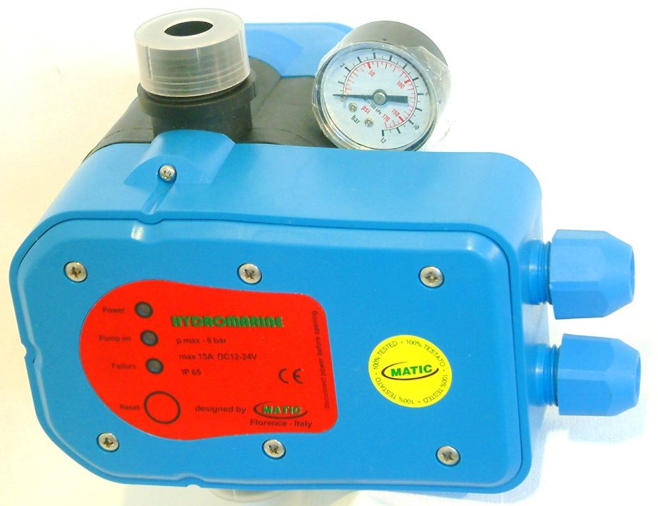 Prescontrol Hydromarine 12/24V DC comanda electropompe cu curent continuu 12/24V DC asigurand si protectie impotriva lipsa apa. Presiunea de pornire poate fi setat între 1,5 - 3 bar, dar e important ca presiunea de pornire sa fie cu minimum 1 bar sub presiunea maxima dezvoltata de pompa comandata. Cand se deschide un robinet de apa si presiunea scade sub presiunea de pornire setata, presscontrolul porneste pompa, si tine in functiune pana cand consumul este mai mare de 1,5 l/min. Sistemul electronic opreste pompa dupa 8 sec. de la incetarea consumului  evitand astefel loviturile de berbec, lasand sistemul sub presiunea maxima dezvoltata de catre electropompa. De aceea este important alegerea ptorivita a pompei, sa nu apare in sistem o presiune prea mare. Datorită acestei mod de functionare, este asigurat un flux constant la utilizare evitand cresterea/scaderea a presiunii (intilnite la sistemele cu presostat nedimensionate corespunzator). Pentru prevenirea formarii condensului la panoul de comanda, corpul hidraulic este indepartat de partea electrica, permitand circularea aerului intre ele. Prescontrol Hydromarine detecteaza lipsa de apa in aspiratie a electropompei, oprind functionarea acesteia si semnealeaza anomalia printr-un led rosu (failure). Este recomandat utilizarea dispozitivului Hydromarine in sistemele de alimentare cu apa curata fara nisip. In cazul in care apa contine nisip, trebuie montat un filtru la intrarea dispozitivului.