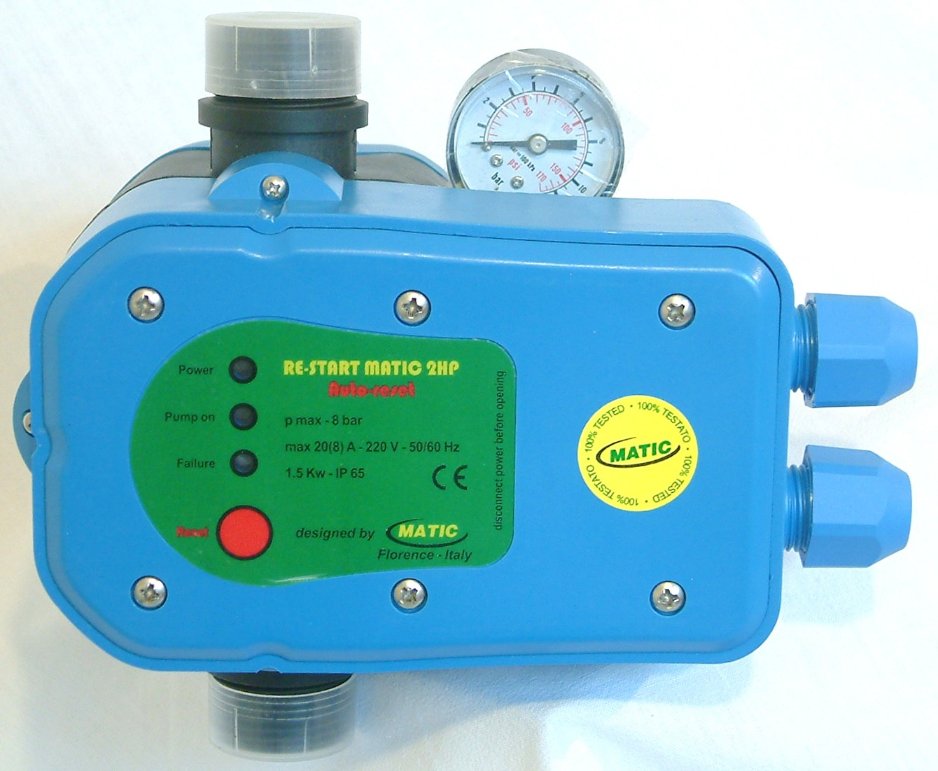 Prescontrol Re-Start Matic 2HP comanda electropompa asigurand si protectie impotriva lipsa apa.  Presiunea de pornire poate fi setat între 1,5 - 3 bar, dar e important ca presiunea de pornire sa fie cu minimum 1 bar sub presiunea maxima dezvoltata de pompa comandata.  Cand se deschide un robinet de apa si presiunea scade sub presiunea de pornire setata, presscontrolul porneste pompa, si tine in functiune pana cand consumul este mai mare de 1,5 l/min. Sistemul electronic opreste pompa dupa 8 sec. de la incetarea consumului  evitand astefel loviturile de berbec, lasand sistemul sub presiunea maxima dezvoltata de catre electropompa. De aceea este important alegerea ptorivita a pompei, sa nu apare in sistem o presiune prea mare.  Datorită acestei mod de functionare, este asigurat un flux constant la utilizare evitand cresterea/scaderea a presiunii (intilnite la sistemele cu presostat nedimensionate corespunzator). Pentru prevenirea formarii condensului la panoul de comanda, corpul hidraulic este indepartat de partea electrica, permitand circularea aerului intre ele.  Prescontrol Re-Start Matic 2HP detecteaza lipsa de apa in aspiratie a electropompei, oprind functionarea acesteia si semnealeaza anomalia printr-un led rosu (failure) dupa care trece la pogramul de restart. Confrom acestei program face incercari de repornire la 8 sec., 1 minut, 3 minute, 10 minute, 30 de minute, 1 ora, 1,5 ore, 2 ore dupa care in fiecare 2 ore. Este recomandat utilizarea dispozitivului Re-Start Matic 2HP in sistemele de alimentare cu apa curata fara nisip.
