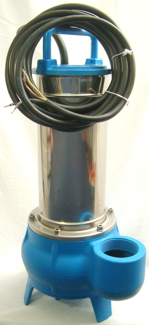 Pompa submersibila de drenaj APD F 92.15 XTV pentru pomparea apelor pluviale sau uzate, trifazic 1,4kW - 400V – 3,8A, pasaj de trecere 50mm, -inaltime maxima de ridicare 11,2m, debit maxim 32,4 m3/h, punct de lucru 19,8m3/h la 5,7m, paletă tip vortex retras din fonta, greutate 19Kg, iesire filet interior 2” vertical