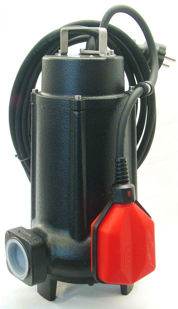 Pompa submersibila de drenaj FP 50/32 M construita pentru evacuarea apelor curate sau murdare cu conţinut de particule solide (max. 25mm), avand substante chimice compatibile cu materialele din care este realizata pompa. Caracteristici:  monofazic cu plutitor 0,37kW - 230V – 3A; dotat cu cablu din cauciuc 5m; diametru max. pasaj particule solide 25mm; inaltime maxima de ridicare 7m; debit maxim 12,6 m3/h; punct de lucru 11,4m3/h la 4m; paleta tip vortex retras din fonta; greutate 11Kg; iesire filet interior 5/4”